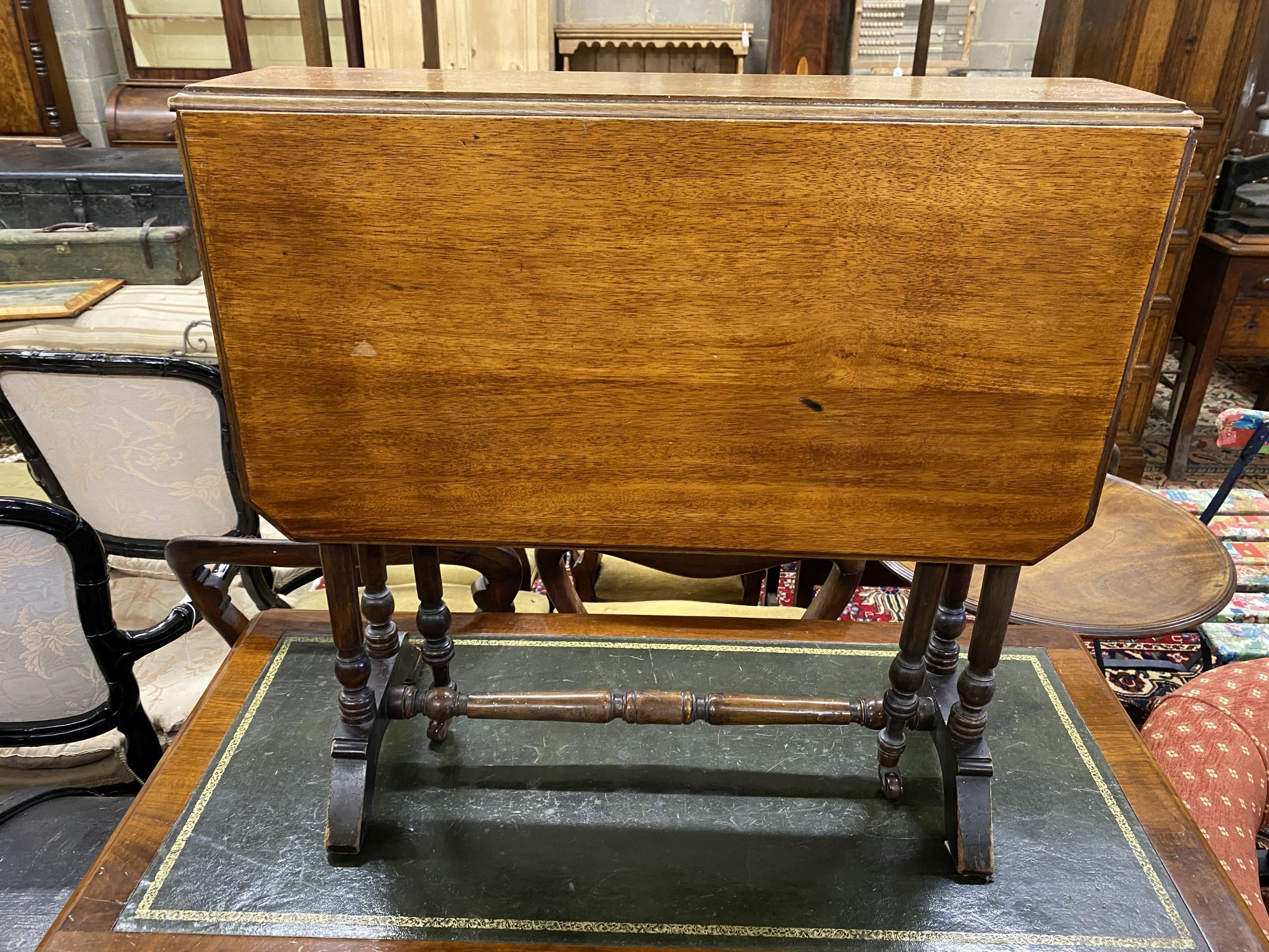 An Edwardian mahogany Sutherland table, width 68cm, depth 18cm, height 65cm